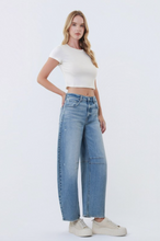Load image into Gallery viewer, Betsy Super High Rise Horseshoe Jeans