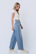 Load image into Gallery viewer, Betsy Super High Rise Horseshoe Jeans